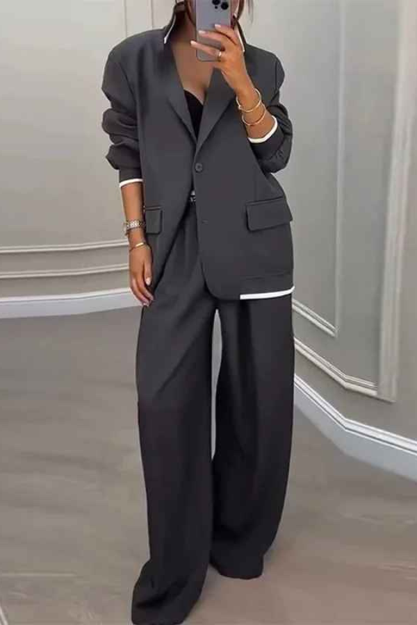 Set audace con blazer sportivo e pantaloni larghi con tasche