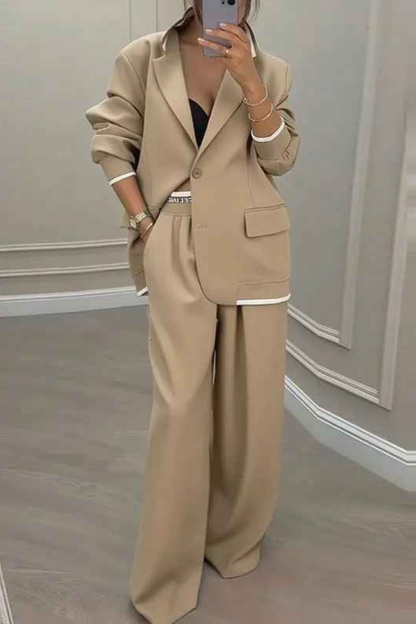 Set audace con blazer sportivo e pantaloni larghi con tasche