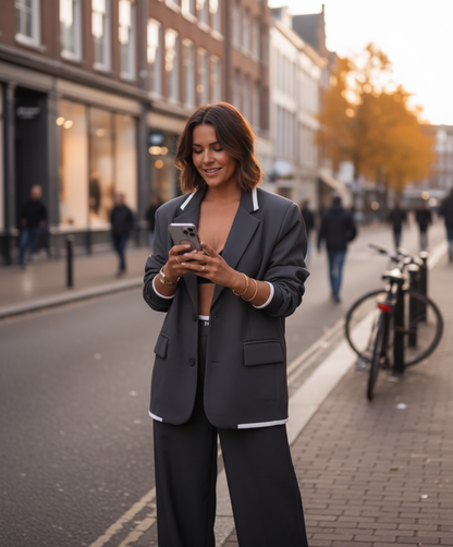 Set audace con blazer sportivo e pantaloni larghi con tasche